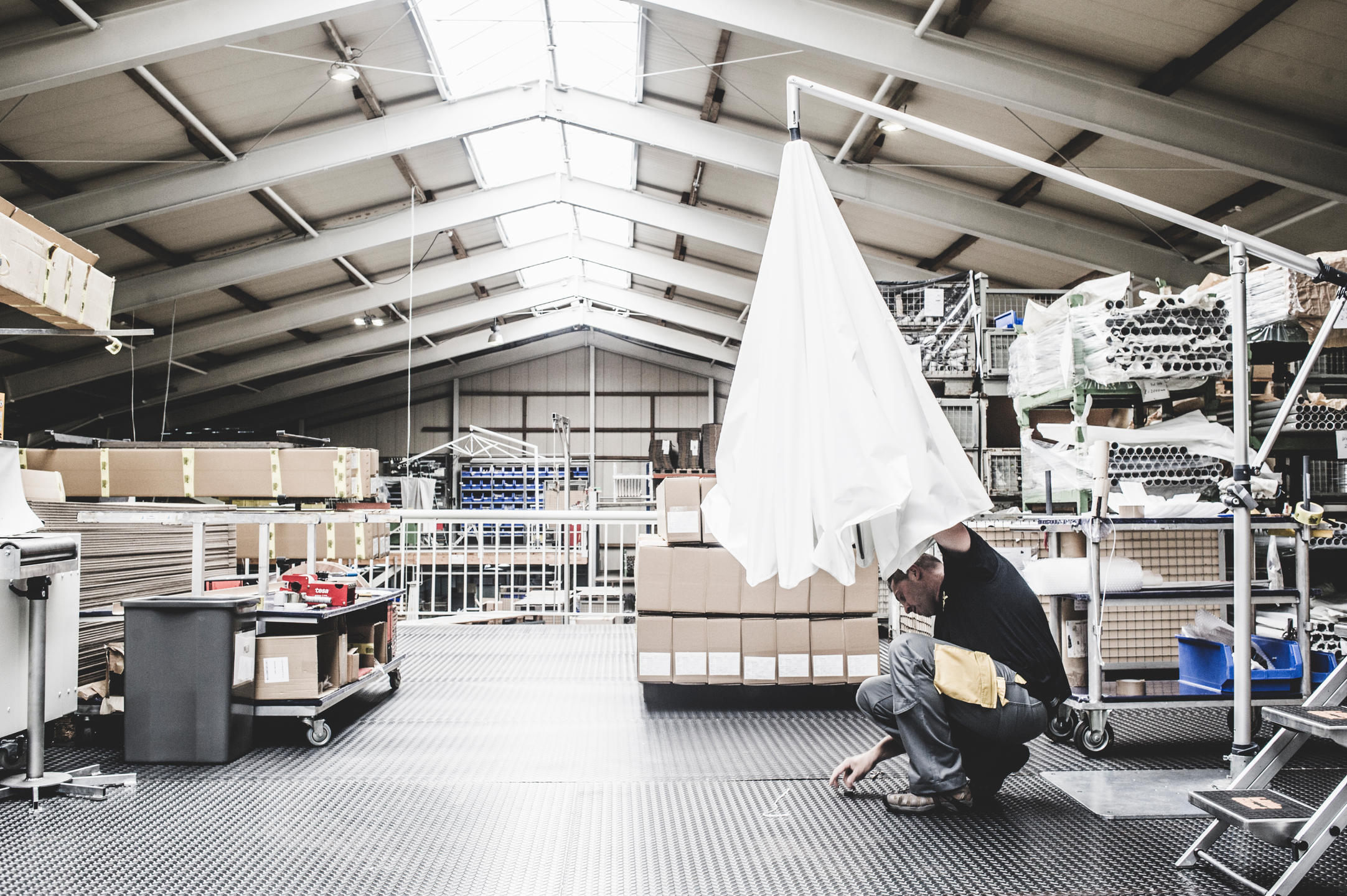 MAY Montage Mann und Sonnenschirm